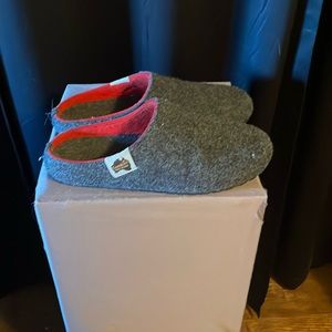 Gumbies men’s, or women’s wool slippers
